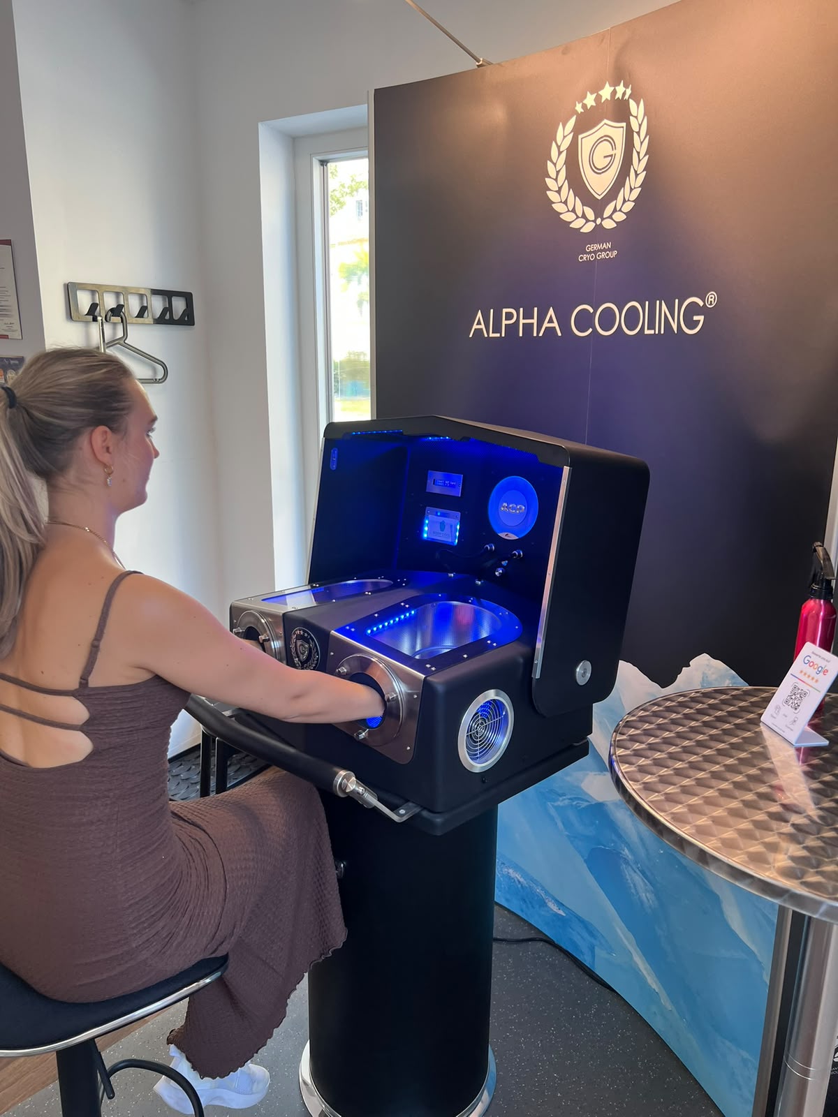 Kundin während einer Alpha Cooling Professional Anwendung